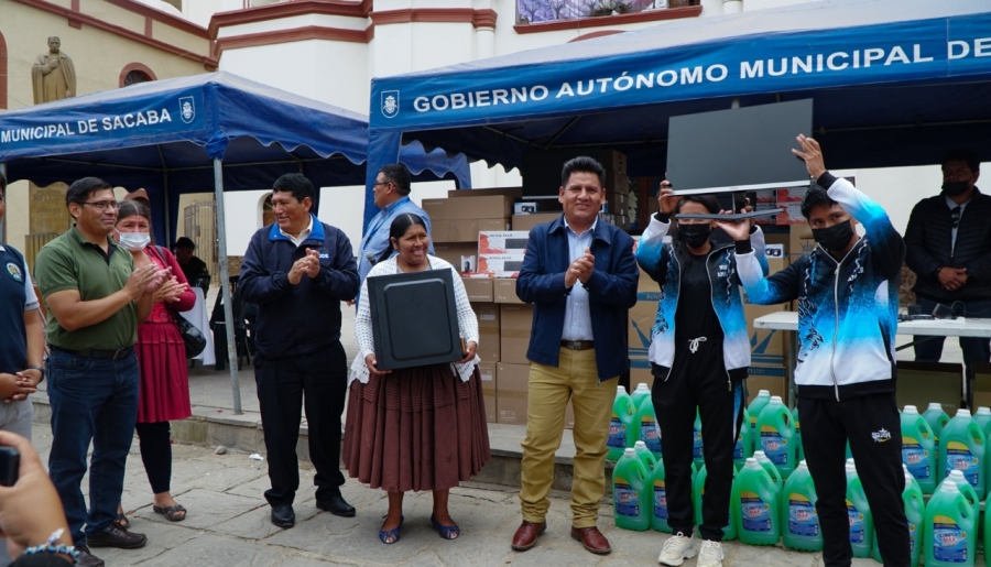 ALCALDE DE SACABA PEDRO GUTI&Eacute;RREZ ENTREG&Oacute; 200 COMPUTADORAS, 56 ESTANTES Y 520 ENVASES DE AMONIO CUATERNARIO PARA LAS UNIDADES EDUCATIVAS