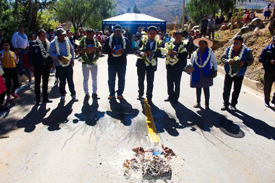 VECINOS DE LA OTB TACOLOMA BAJA DEL DISTRITO 1 SE BENEFICIAN CON LA ENTREGA DE UN ASFALTADO