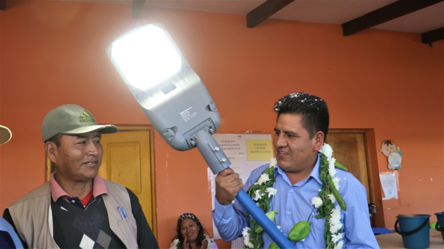 ALCALDE PEDRO GUTI&Eacute;RREZ ENTREG&Oacute; LUMINARIAS Y TUBER&Iacute;AS PVC A LA SUB CENTRAL TEMPORAL BAJO DE LAVA LAVA