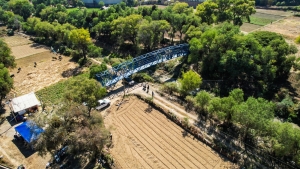 EN HUERTA MAYU DISTRITO 3 &ndash; PACATA, ALCALDE DE SACABA ENTREGA PUENTE PEATONAL Y POZOS DE AGUA