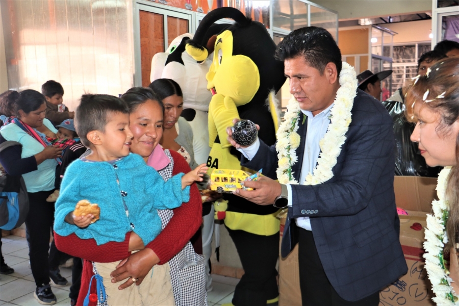 ALCALDE PEDRO GUTI&Eacute;RREZ VIDAURRE ENTREG&Oacute; REGALOS A NI&Ntilde;AS Y NI&Ntilde;OS DE SACABA POR EL D&Iacute;A DE REYES