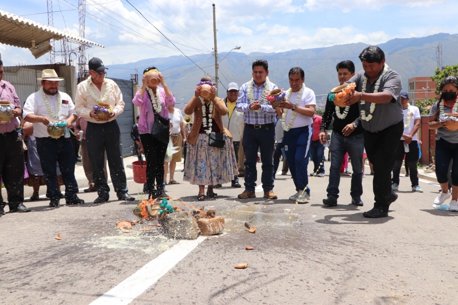 ALCALDE PEDRO GUTI&Eacute;RREZ ENTREGA UN ASFALTADO Y EMPEDRADO A LA OTB SAN JUAN DE DIOS DEL DISTRITO 6 DE SACABA