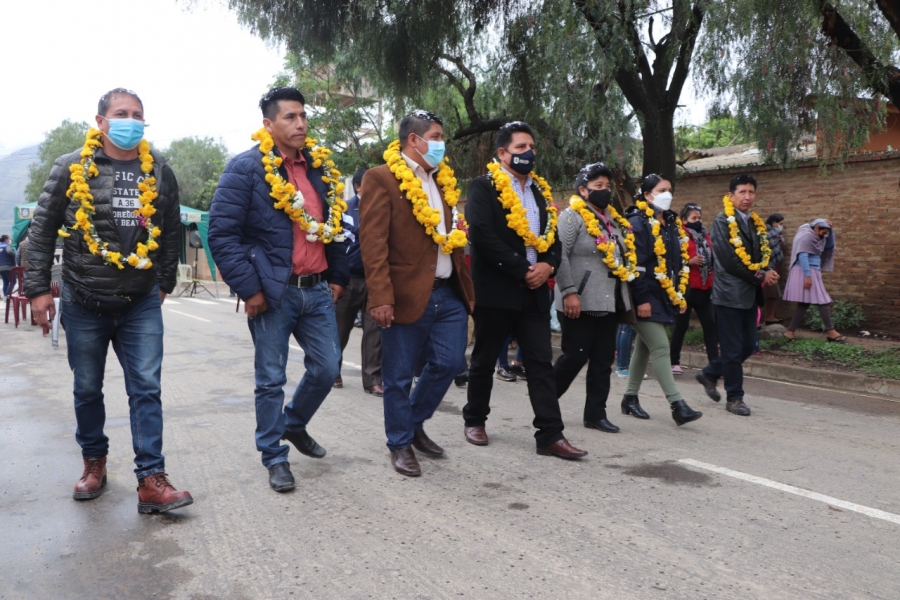 ALCALDE ENTREGA ASFALTO EN EL DISTRITO 1 DE SACABA