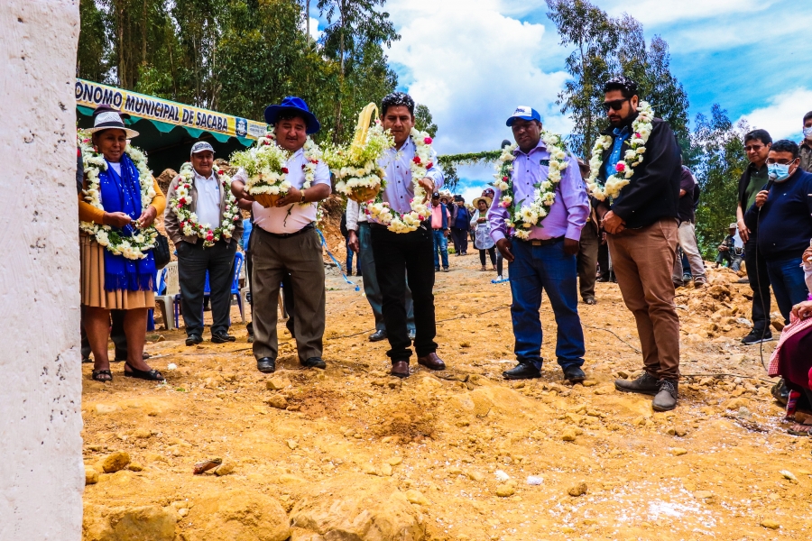 ALCALDE ENTREGA TANQUE PARA AGUA POTABLE A LA COMUNIDAD DIAZ RANCHO DEL DISTRITO UCUCHI