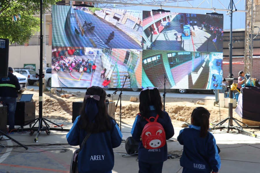 ALCALDE PEDRO GUTI&Eacute;RREZ ENTREGA UN SISTEMA DE VIDEOVIGILANCIA Y UNA RACI&Oacute;N ESCOLAR ESPECIAL EN BENEFICIO DE ESTUDIANTES DE LAS UNIDADES EDUCATIVAS FRANZ TAMAYO Y TORCUATO PEREDO DE CHI&Ntilde;ATA